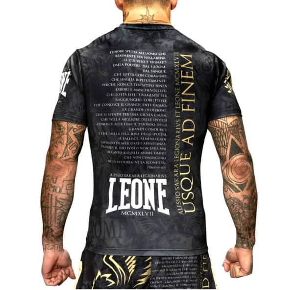 La schiena di un uomo che indossa una Rashguard Legionarivs Leone MMA nera e oro.