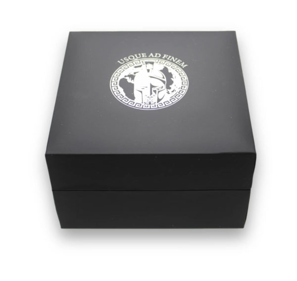 Una scatola nera con il logo dell'Orologio Legionarius Sakara Alluit.