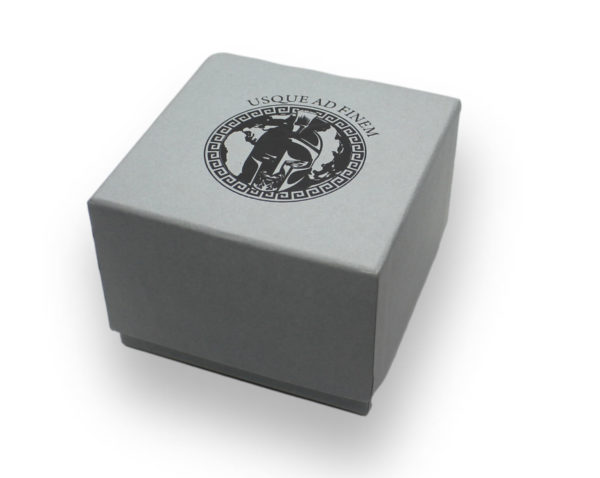 Una scatola argentata con logo, Orologio Legionarius Sakara Summer.