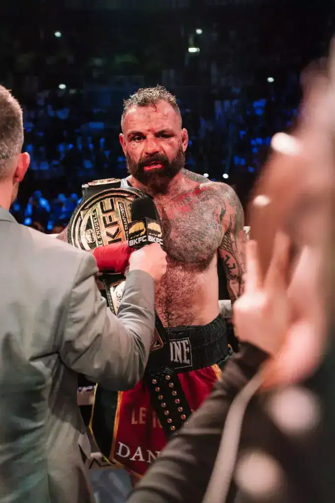 Alessio Sakara con la cintura BKFC durante l'intervista sul ring di BKFC 83 Roma